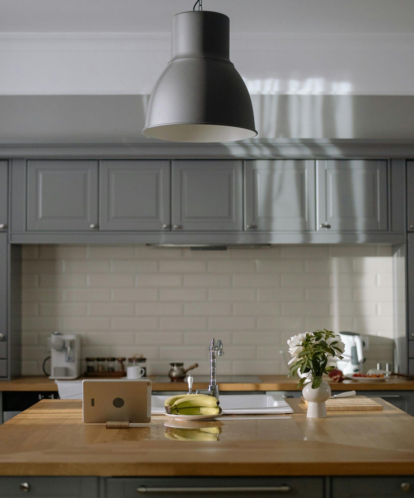 Light Shaker-style bespoke fitted kitchen